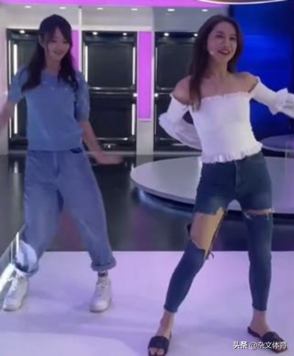 美娜忙里偷闲!亲自教小七学习新舞蹈,透露自己退休日期