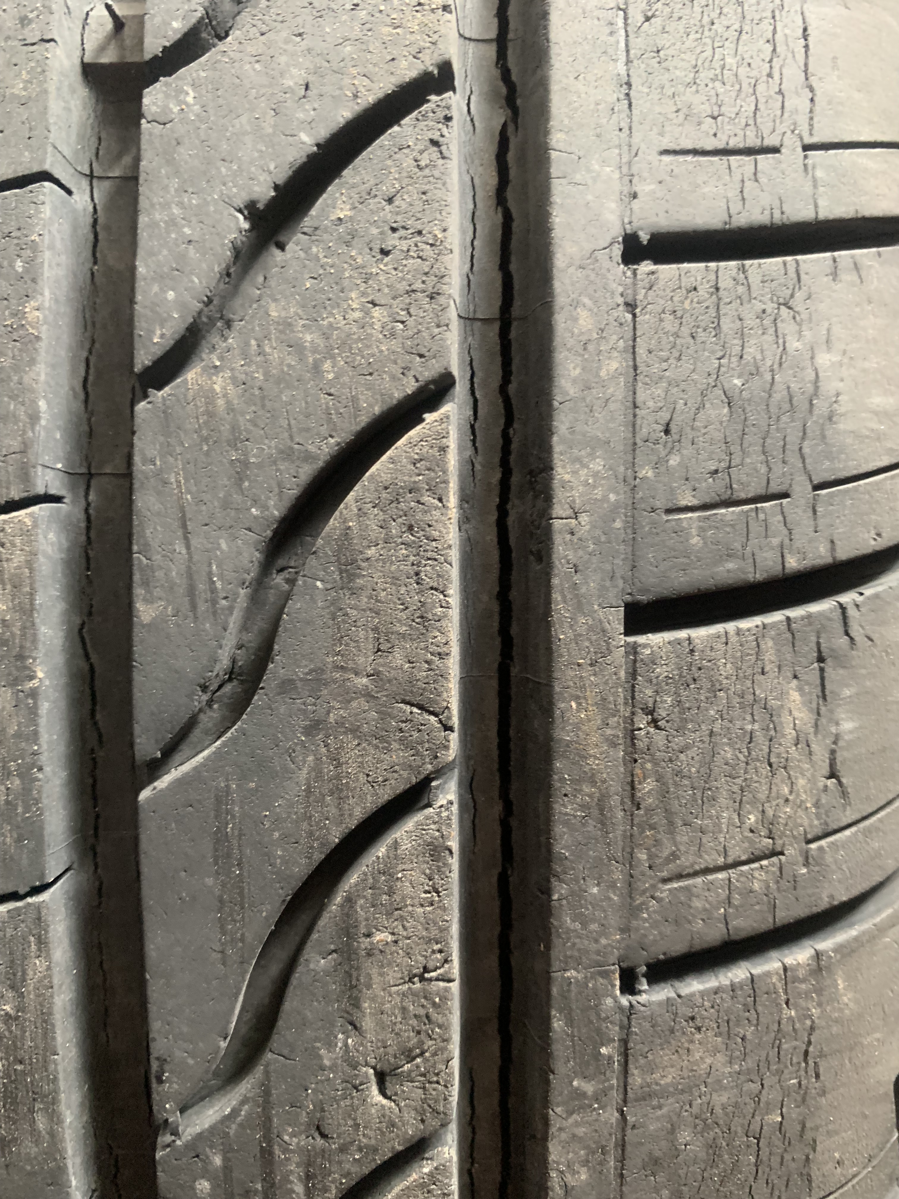 轮胎表面开裂到什么程度该更换,轮胎侧面老化裂纹还能继续用吗