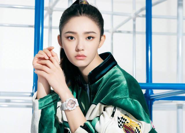 林允出生时,爸爸49岁,是搬运工。林允的自信源于穷人家的富养