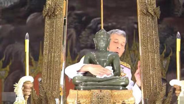 泰王给玉佛换装,泰王为玉佛换袈裟