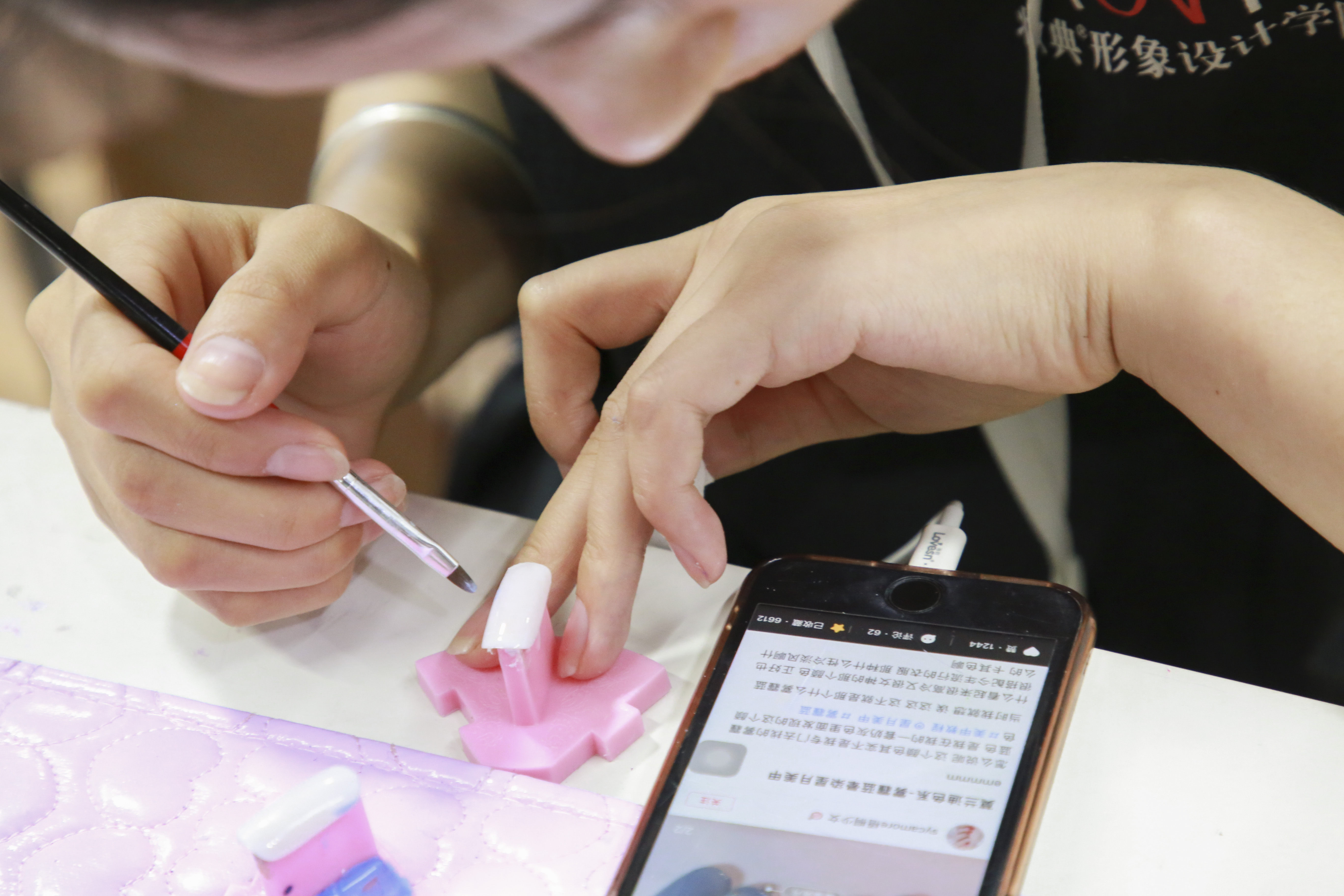 学美甲最难的是什么?想成为专业美甲师，需要学习多长时间?