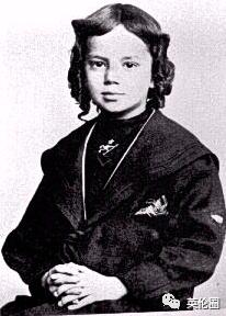 英国国王怎么也想不到，给他设计的童装在157年后火成这样