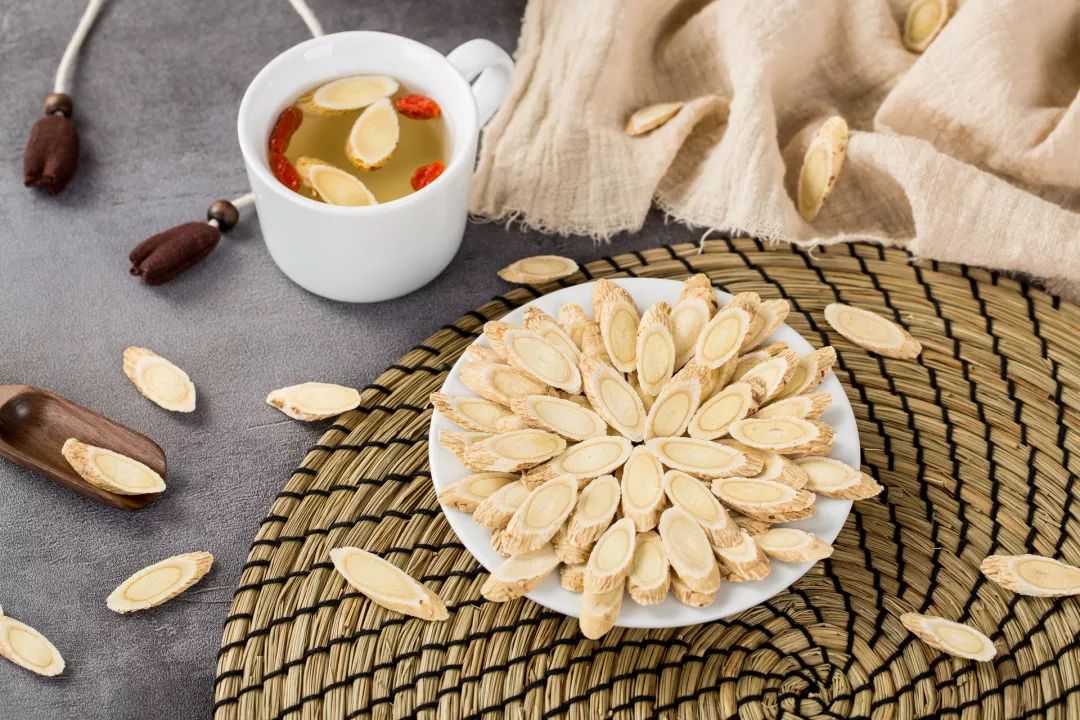 黄芪枸杞泡水养生吗,黄芪四季搭配正确方法