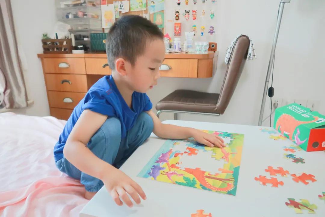 幼儿学写字握笔的正确方法,幼儿初学写字需要大人握笔吗