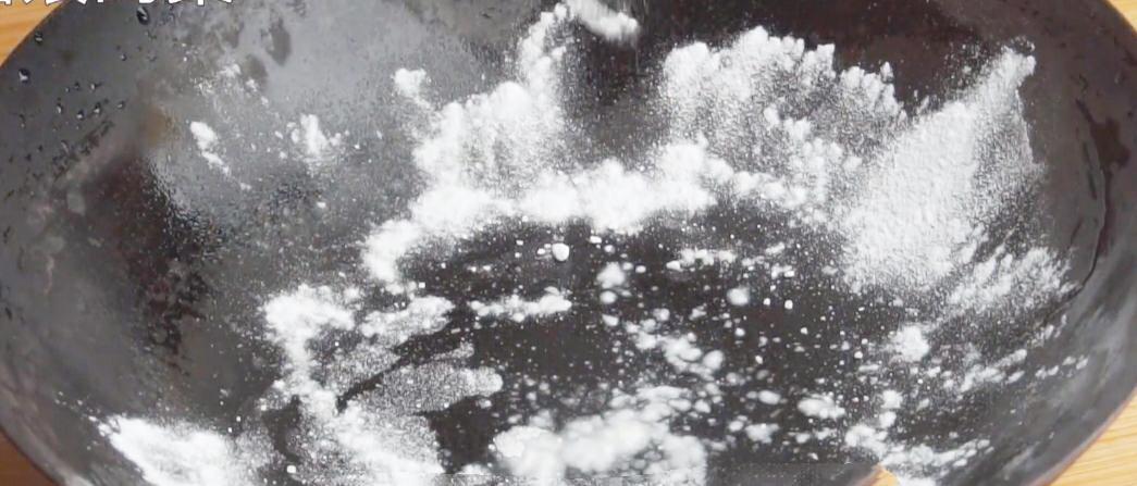 家用怎样做铁锅才能永远不生锈,生锈的铁锅别扔了学会这个小窍门