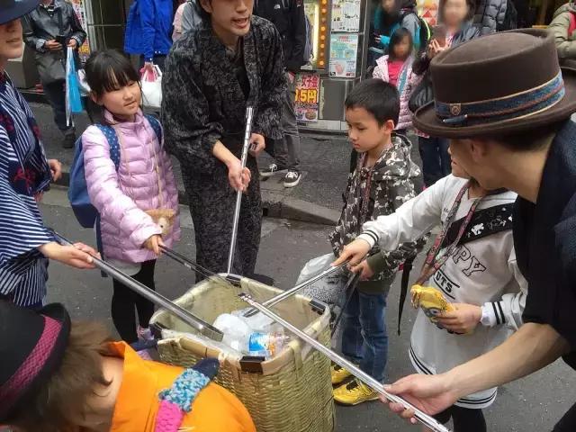 日本街头捡垃圾,日本人街头捡垃圾