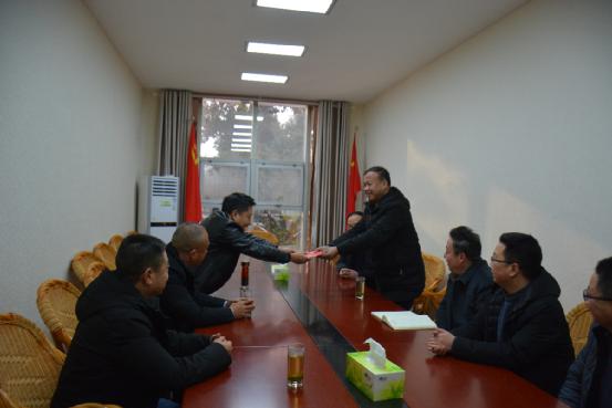 陕西省西乡县副县长王小辉一行慰问我校骨干名师、县高中语文兼职调研员、省作家协会会员马卫刚老师