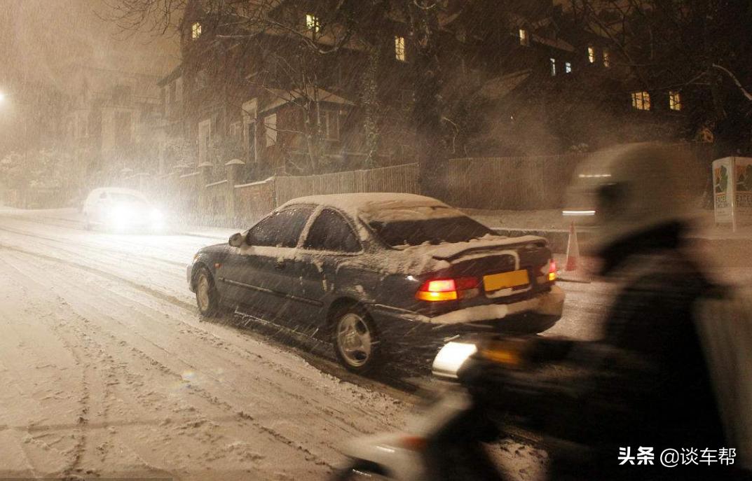轮胎在雪地打滑怎么解决,雨雪天气车打滑怎样操作