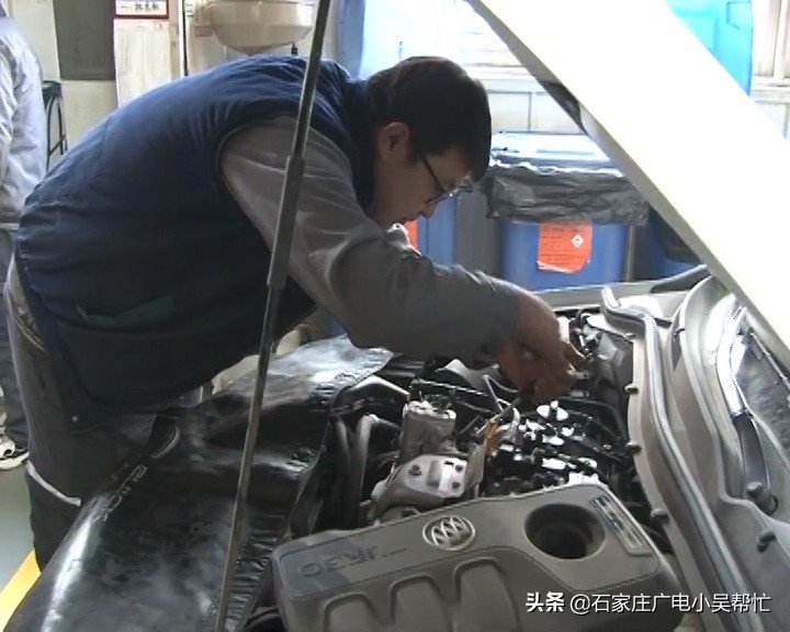 发动机和svs故障灯亮起怎么解决,新车出现发动机故障灯怎么办