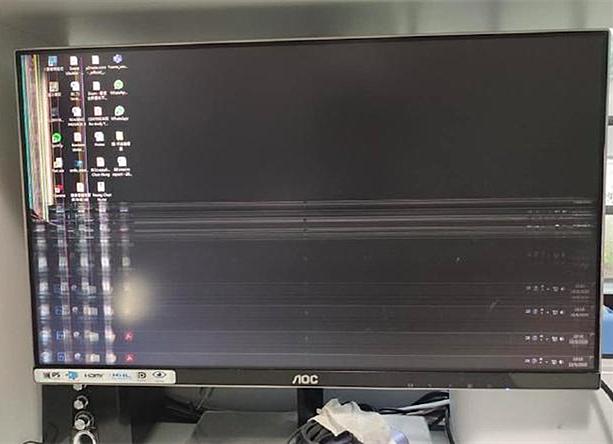 猫咪把主人的电脑弄倒了,猫咪把电脑显示屏咬坏