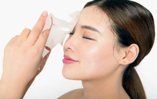 脸抹上护肤品有点刺痛是缺水吗,皮肤缺水涂护肤品有刺痛感