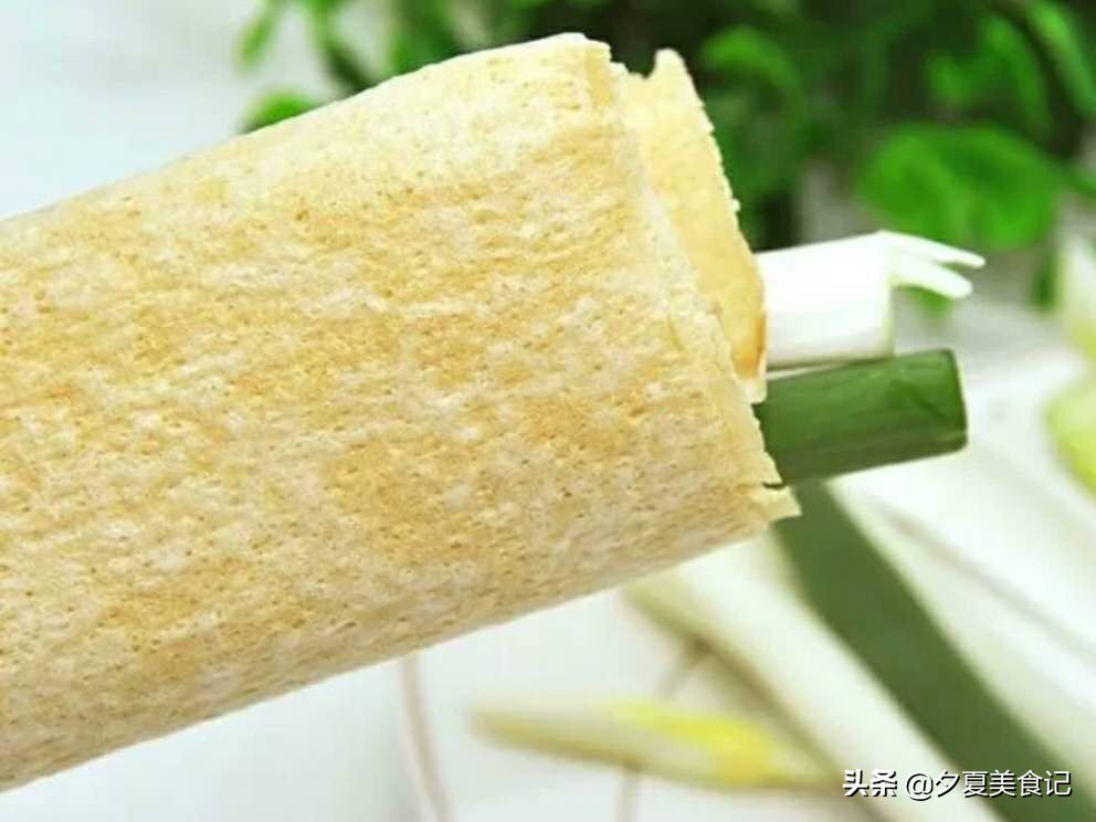 沂蒙山煎饼的美味,沂蒙山美食煎饼卷大葱