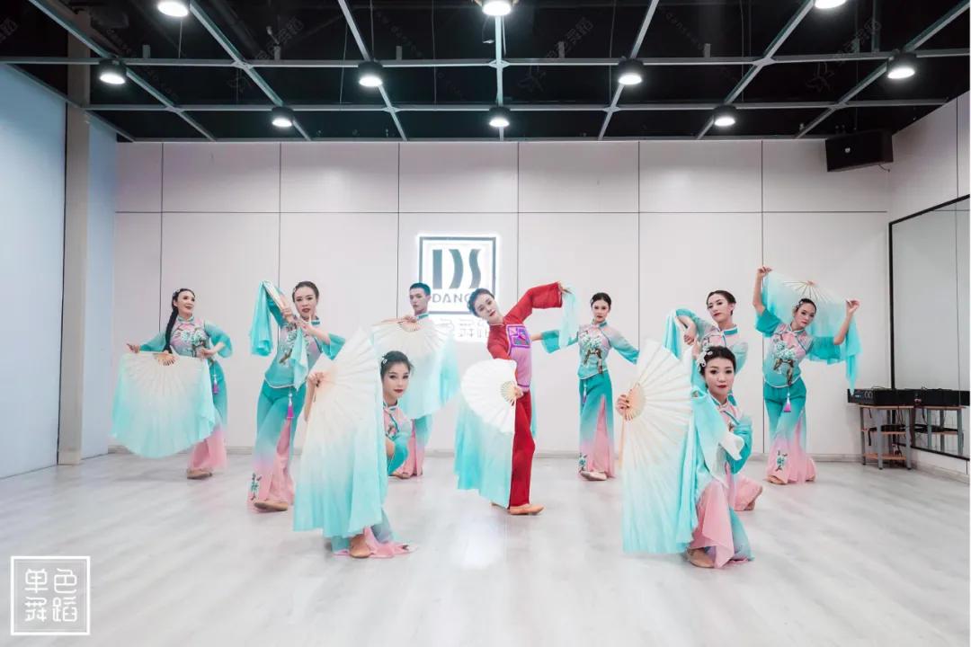 跳中国舞适合穿什么衣服,中国舞服装搭配