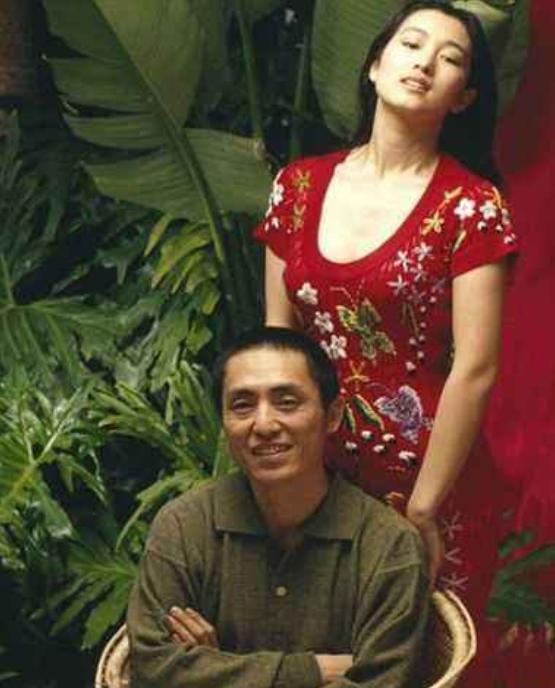 她生在棚户区，19嫁50岁张艺谋连生3子，今38岁贵气十足超巩俐