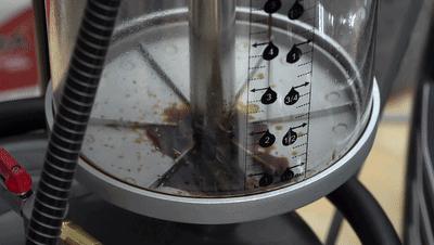 机油放出来又黑又稀,机油为什么用一段时间就黑了