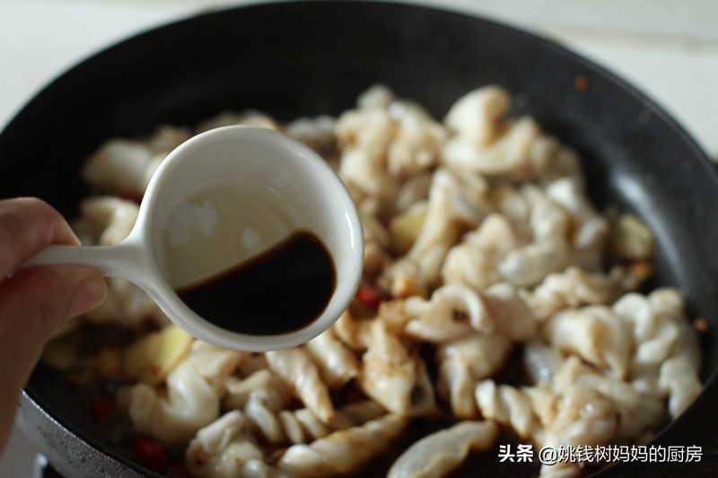 一条鱼就一个，十块钱炒一大盘，香辣软糯，解馋、美容一举两得