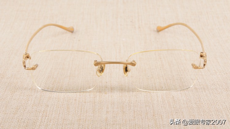 卡地亚眼镜原装镜片有什么效果 (卡地亚眼镜的缺点)