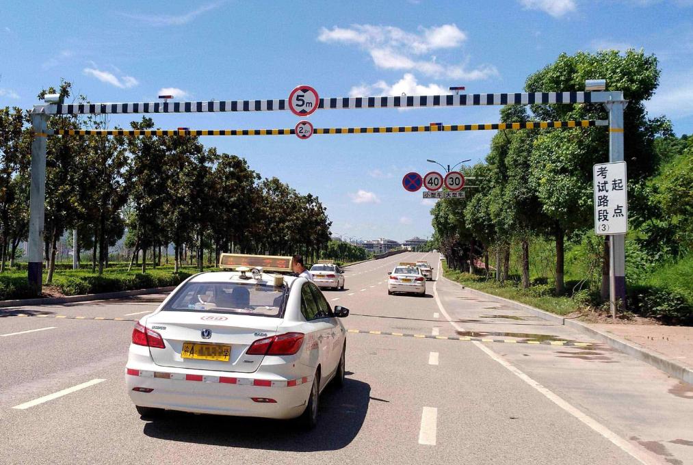 科目三感觉挺难又觉得挺简单,科目三很难考吗是什么梗