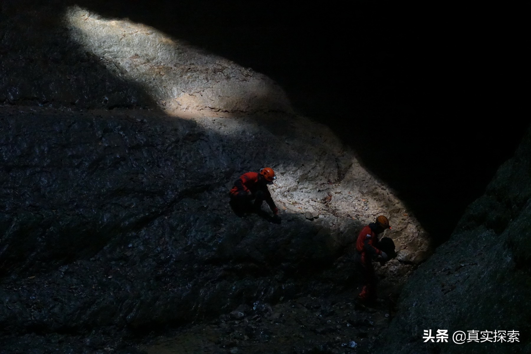 南漳老龙洞天坑视频,南漳县茅坪村老龙洞