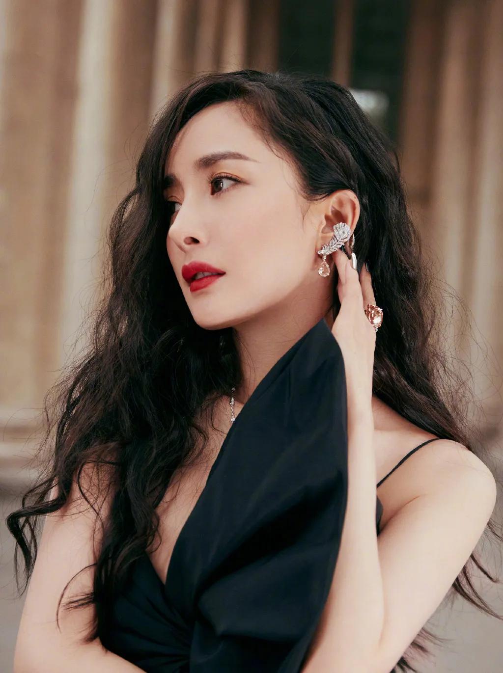 杨幂赵丽颖三个节点拉开差距,杨幂赵丽颖稳居一线