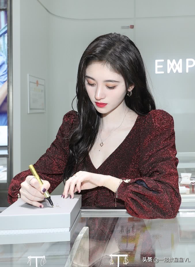 鞠婧祎的长筒袜,鞠婧祎的白色长袜