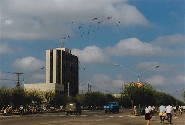 记忆中的家乡早已变了模样,家乡已不再是记忆中的模样