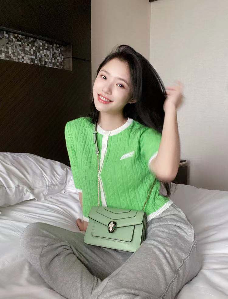 她给粉丝推荐几十块钱的平价产品，浴室里用的却是万元面霜？