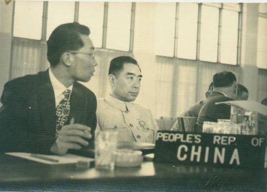 美国记者与周恩来握手，故意掏手帕不停擦手，周总理一招轻松反击