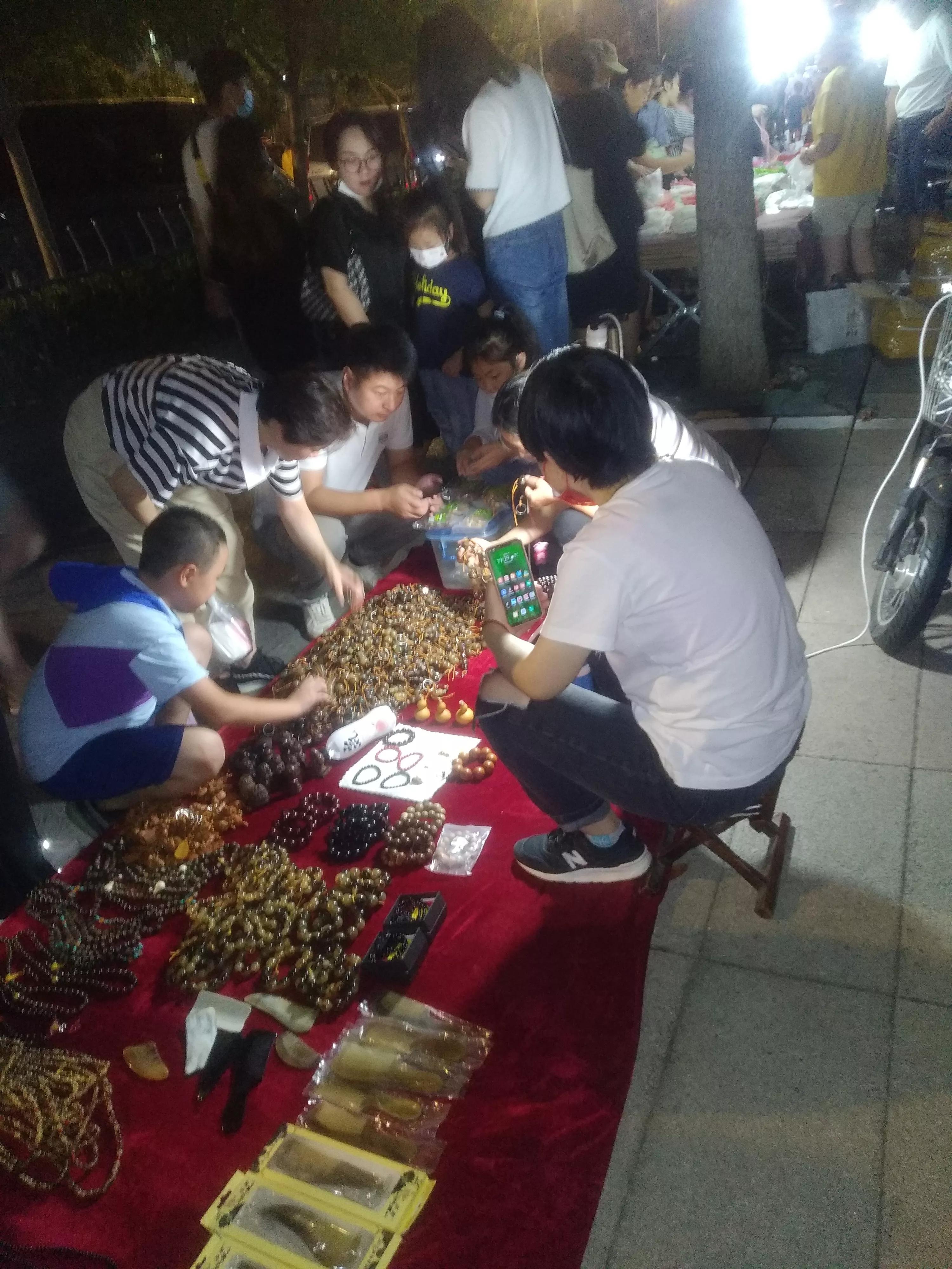 摆地摊赚钱的10个技巧,马上快过年了摆地摊卖点啥赚钱