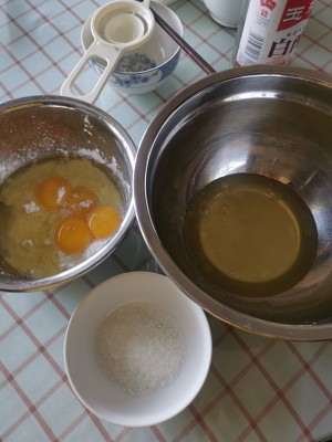 这届年轻人太拼了！想吃块蛋糕得请人代排队，明明会打鸡蛋就能做