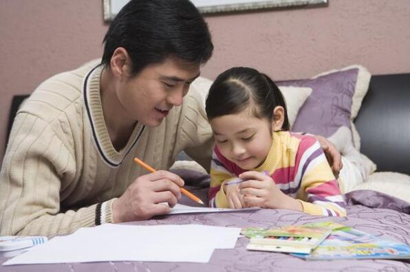 小孩在学校闹矛盾怎么跟家长沟通,孩子和同学闹矛盾了父母怎么处理