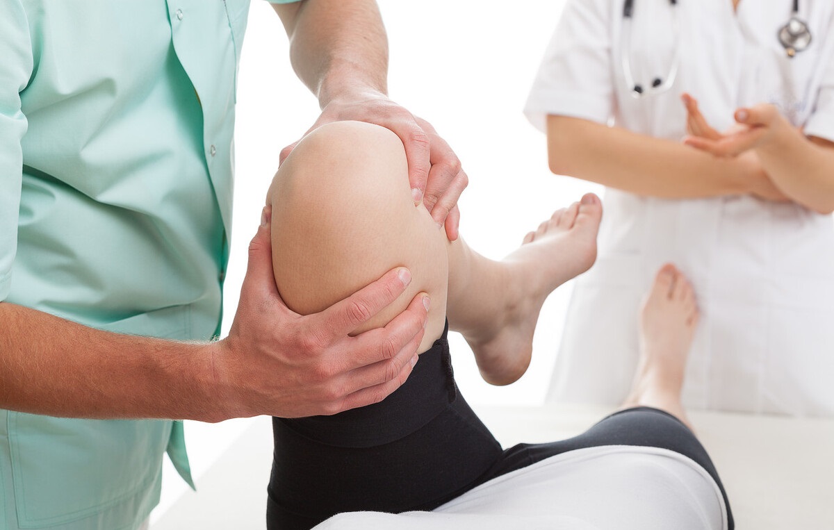 滑膜炎膝盖疼痛关节积水肿胀僵直,滑膜炎膝盖肿胀疼痛怎么样治疗