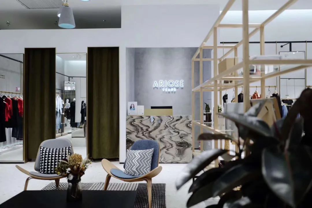 谁说服装店不行了？这个低调的女装却悄悄地开了1200多家店