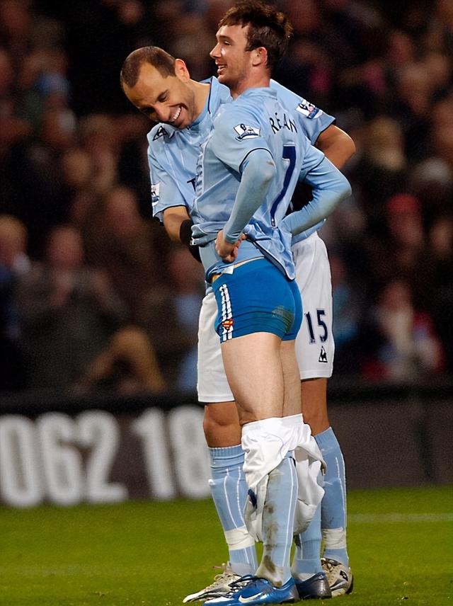 不脱球衣脱球裤，宁就是传说中的脱裤魔？