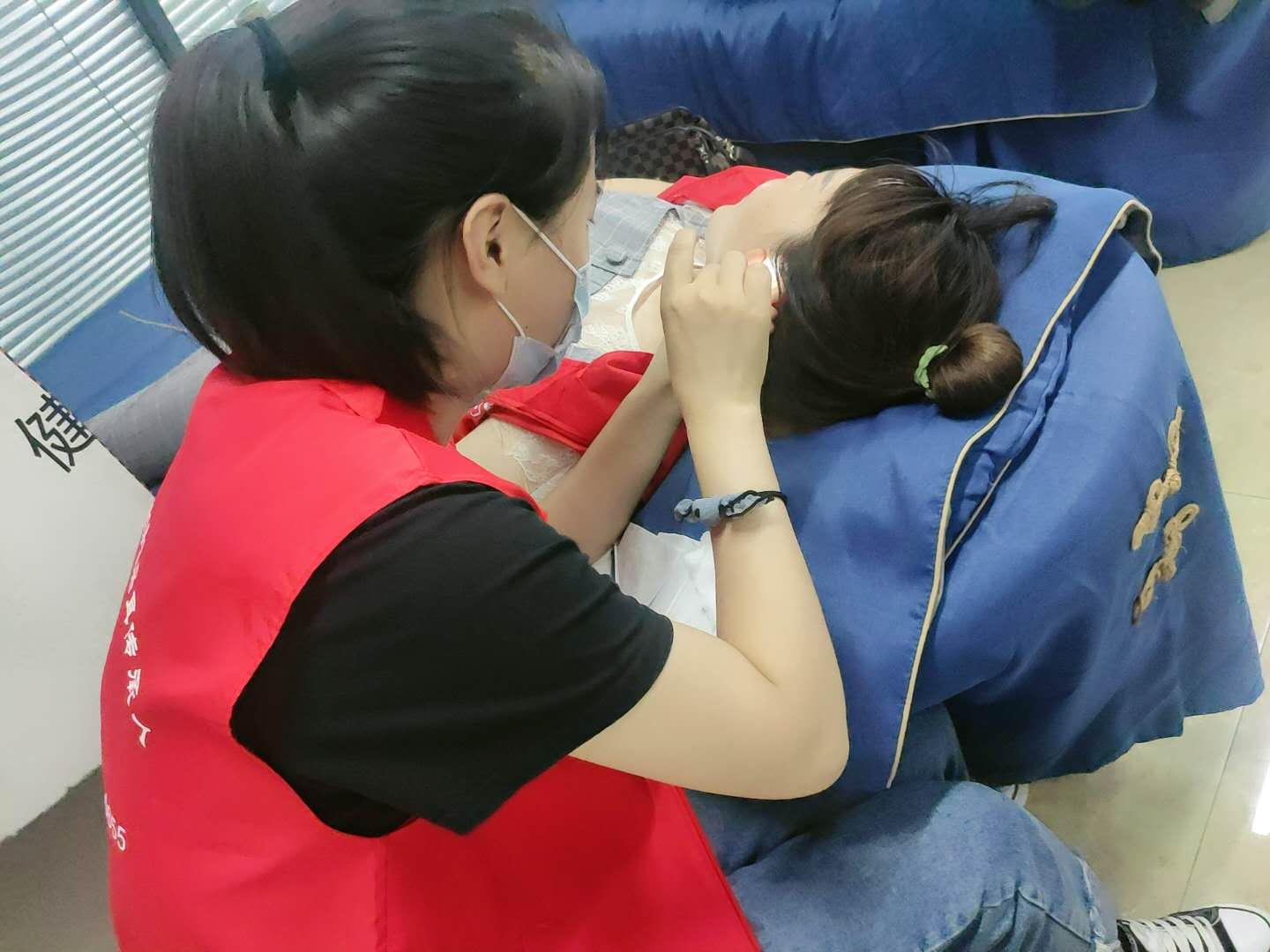 用头发掏耳朵能掏出耳屎吗,面对挖耳屎这个行为有礼貌吗