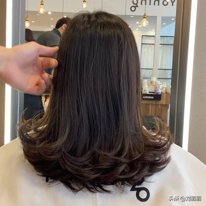 今年最流行羊毛卷中短发卷发,短发卷发推荐发量少羊毛卷