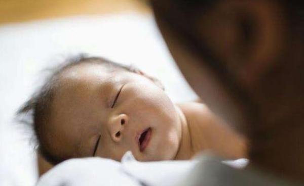 宝宝后脑勺老是往后顶,宝宝老是头偏一边婆婆老说烦死了