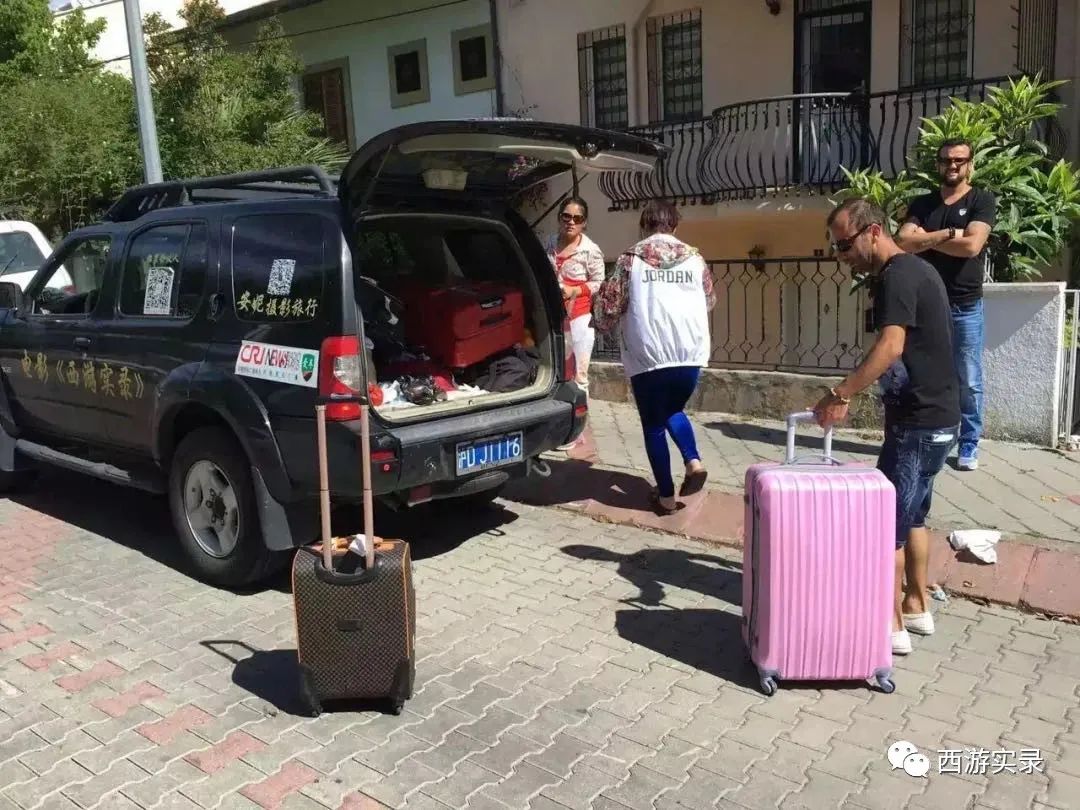 她和我从上海开车进中东后,爱上伊朗人就逃跑,还为他失恋和自杀