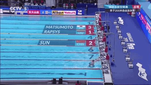 孙杨接力夺冠后接受采访,孙杨夺冠被媒体围堵采访