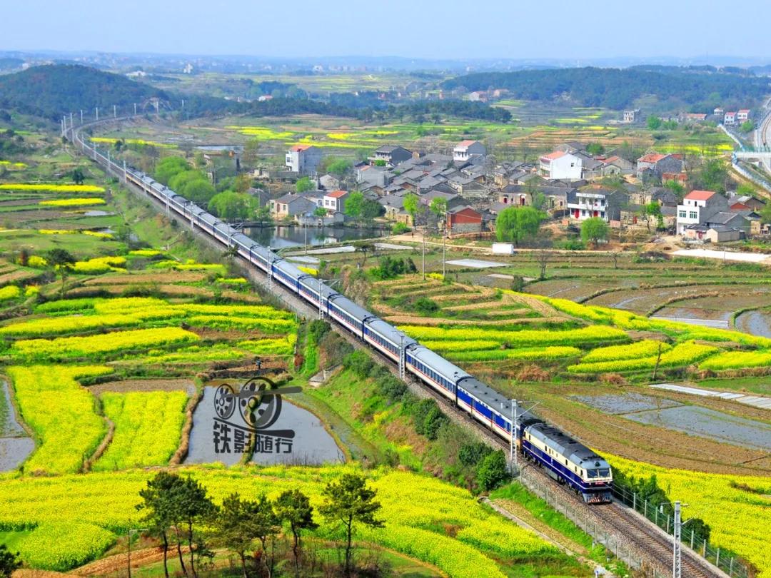 铁影车,东风11型内燃机车照片