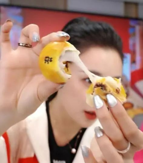 吴昕和薇娅一起直播，蛋黄酥吃的津津有味，3分钟狂卖6400枚