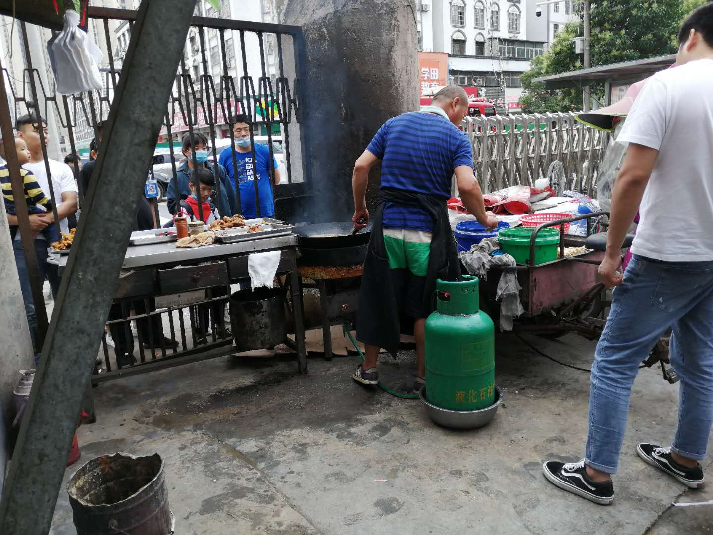 不起眼的青峰路边炸鸡摊，卖了20多年，大家都追着吃