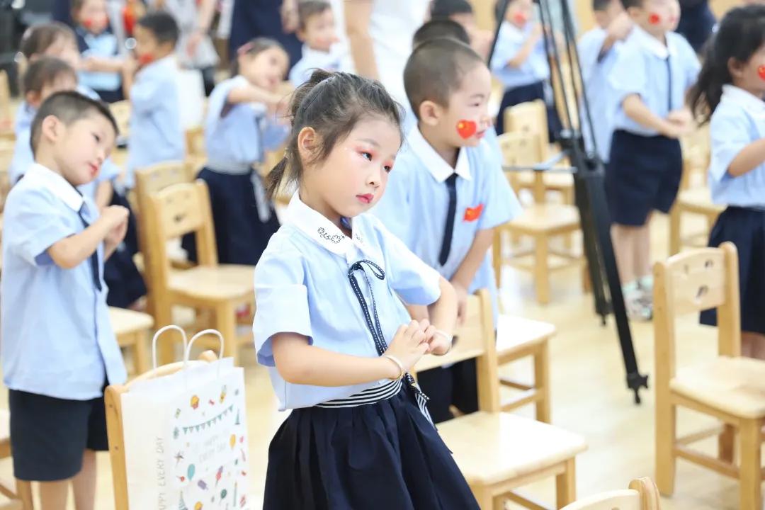幼儿园老师小朋友表演庆祝七一,西安高新第五幼儿园毕业典礼