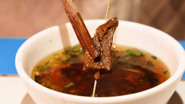 只此一家的牛腩串串火锅C位出道，19块9请你放肆开涮