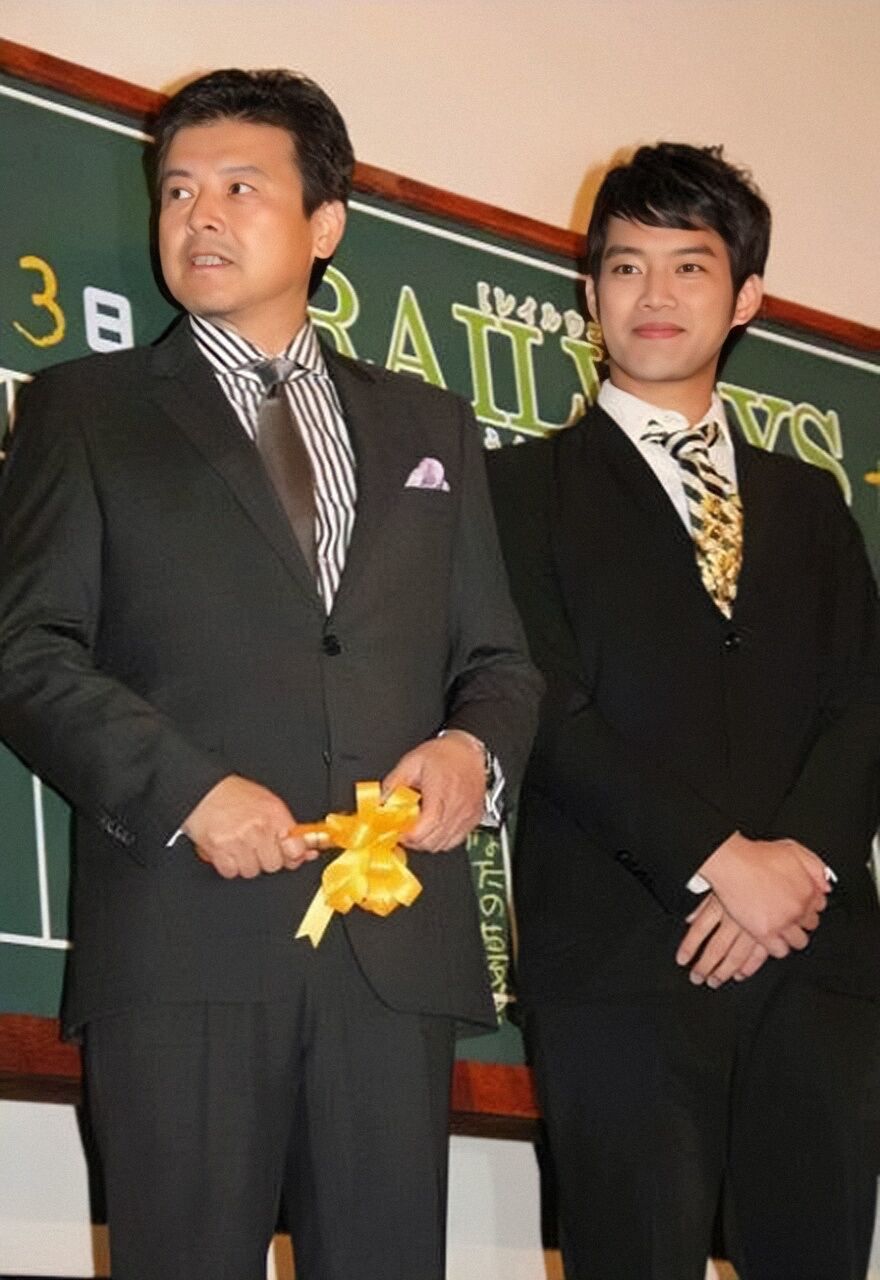 三浦友和年轻西装穿搭,60岁三浦友和西装近照