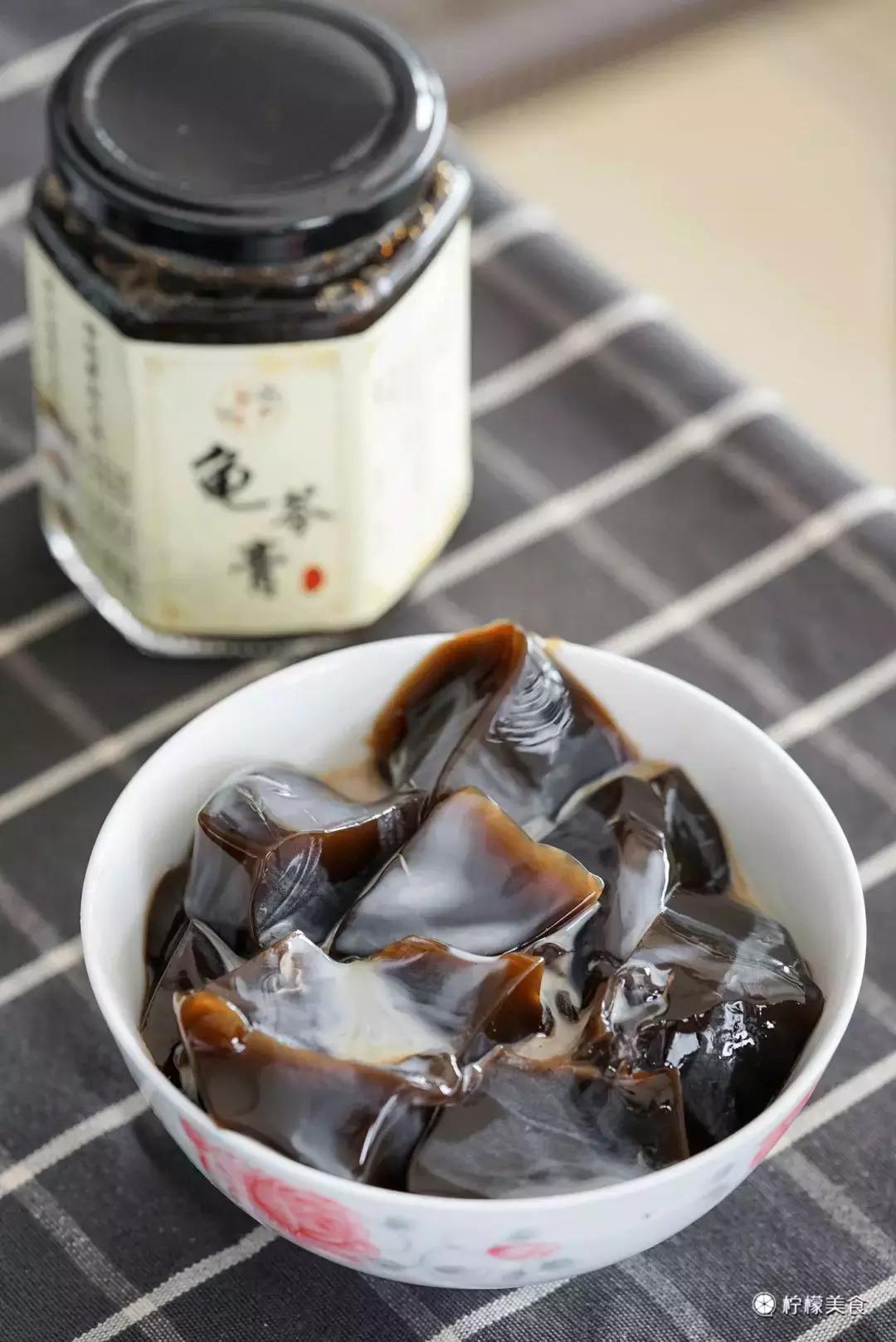 74岁的他,把一半的人生交给了这碗「黑暗甜品」