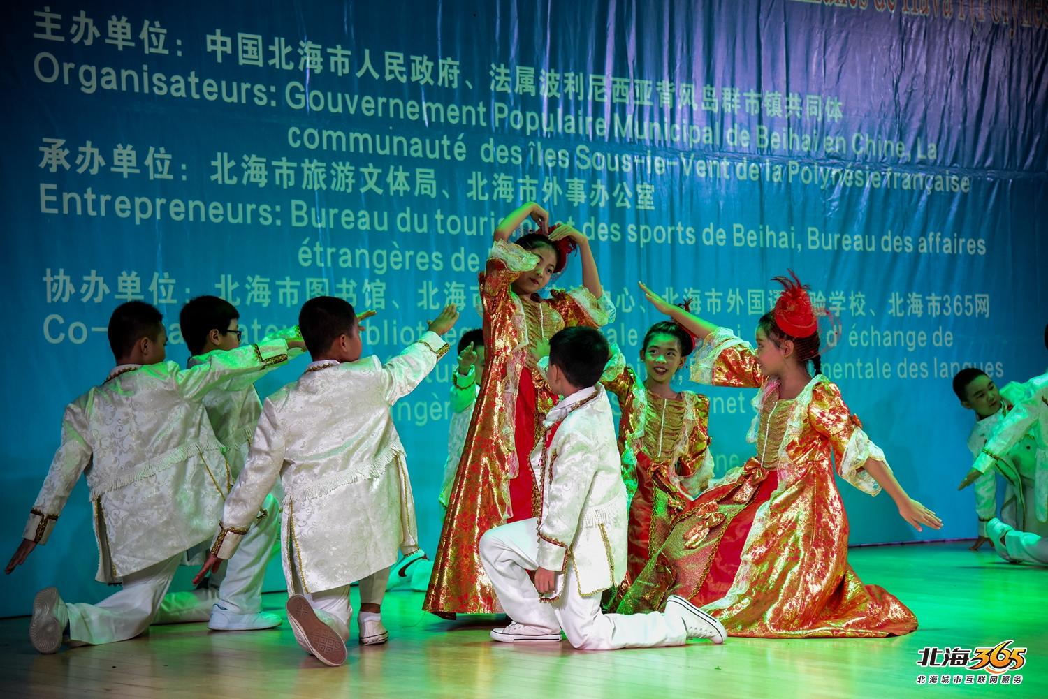 我在北海图书馆拍了一场特别的晚会，观众情不自禁跟着节奏动起来