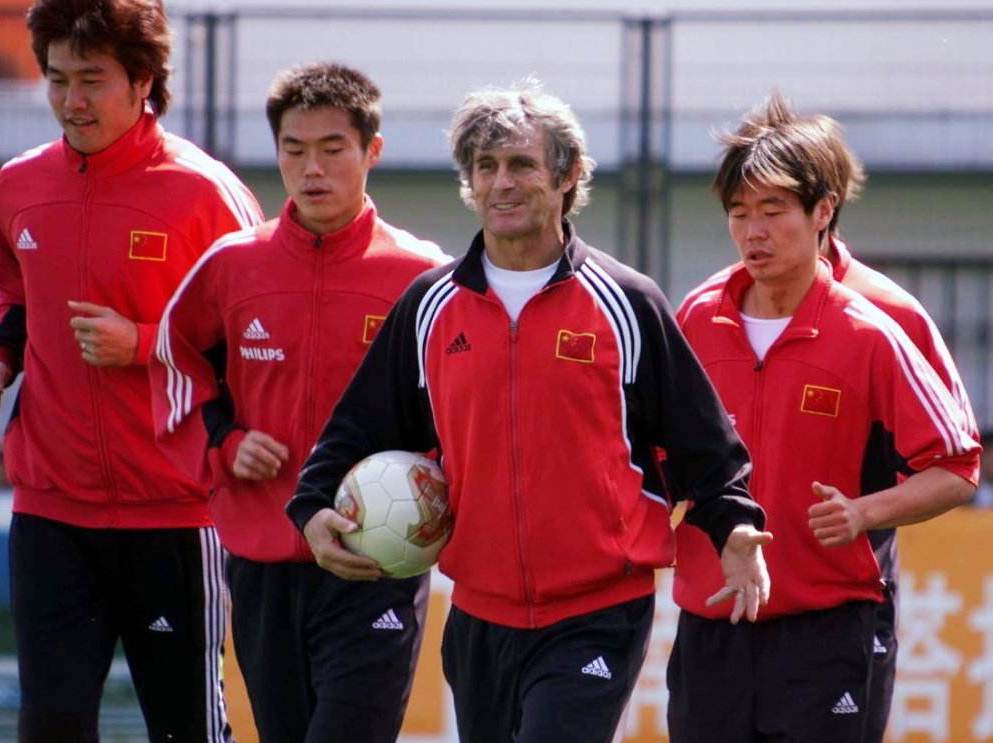 她曾是洋教练米卢最信任女记者，跳槽薪酬300万，如今年近五十岁