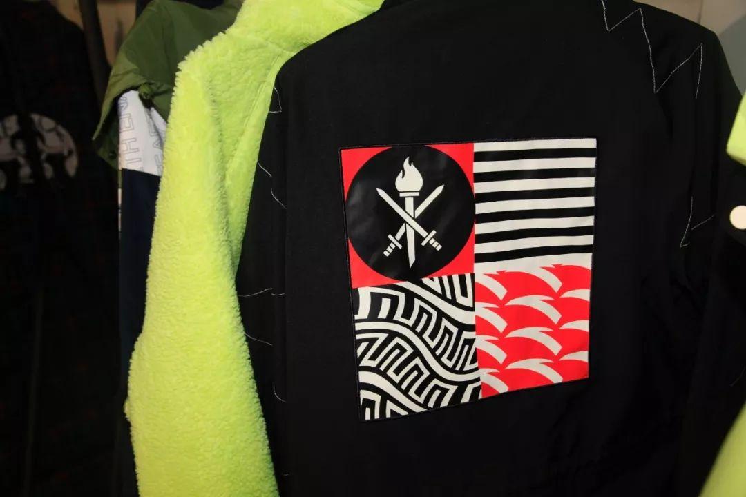 安踏潮湃,安踏火爆携款