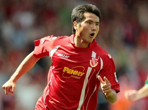 40岁中国足球留洋传奇宣布退役,目前留洋的中国足球运动员有哪些